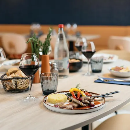 Kyriad Centre - Restaurant Moze Hotel 3*