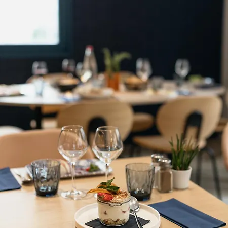 Kyriad Centre - Restaurant Moze 3*