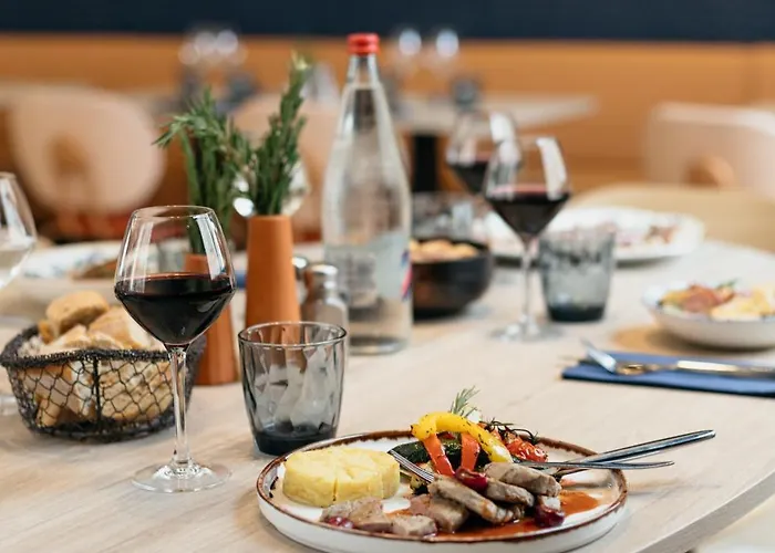 Kyriad Centre - Restaurant Moze Hotel 3*